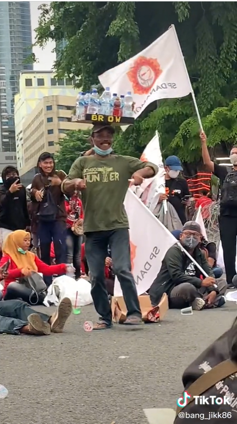 Bapak penjual minuman joget di tengah demo