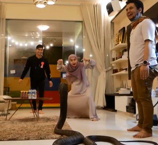 Datang ke rumah Ria Ricis, king kobra Garaga malah BAB.