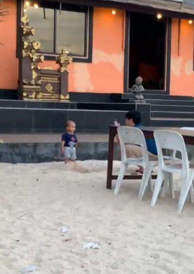 Anak dari latar belakang berbeda sedang bermain bikin netizen sedih.