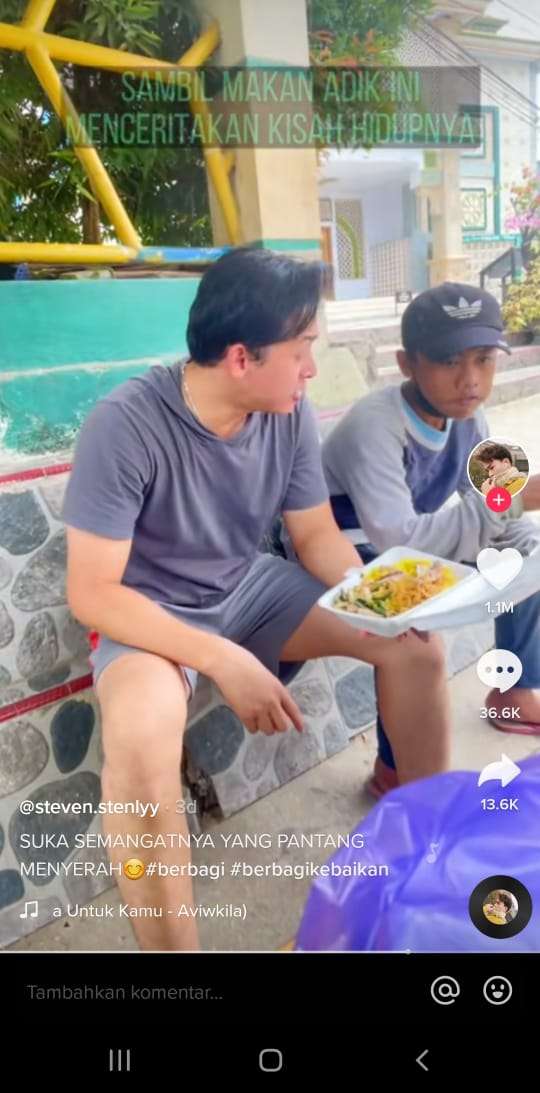Ajak anak penjual tikar makan