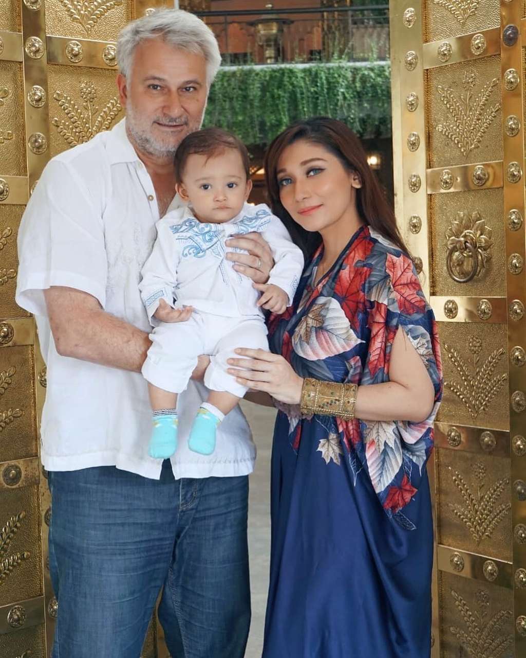 Baby Margaretha bersama suami dan putranya