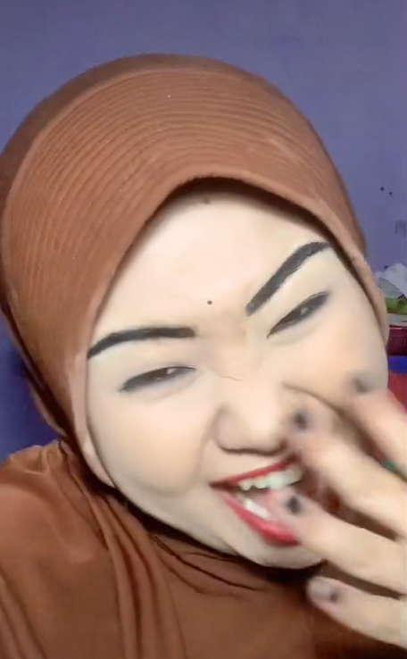 Membuat Riasan Mirip Tante Lala