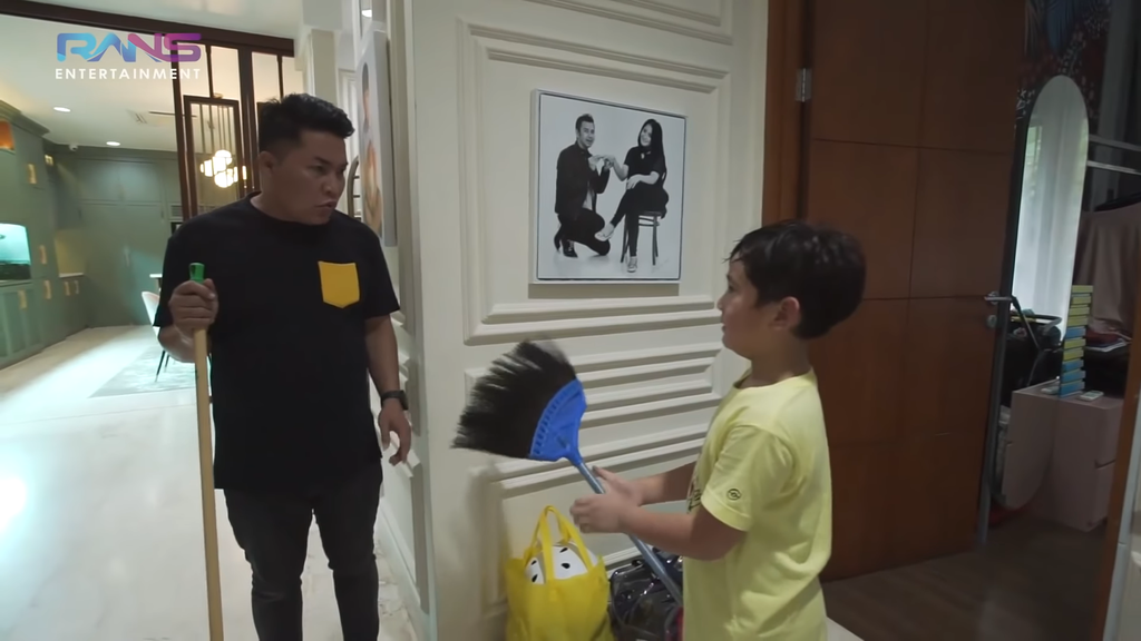 Rafathar Disuruh Menyapu Rumah