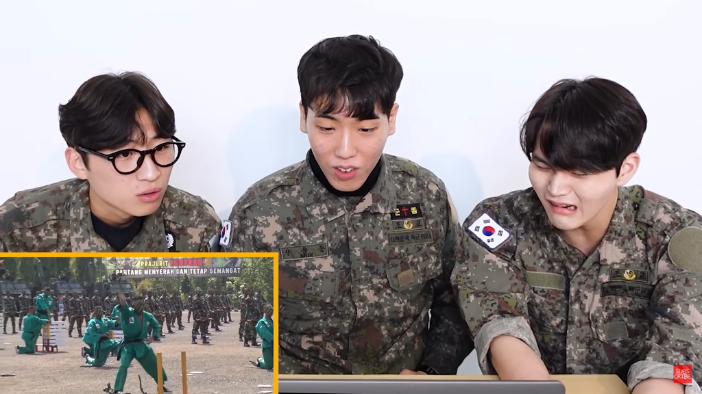 Tiga Pria Korsel Menonton Video Aksi Kopassus