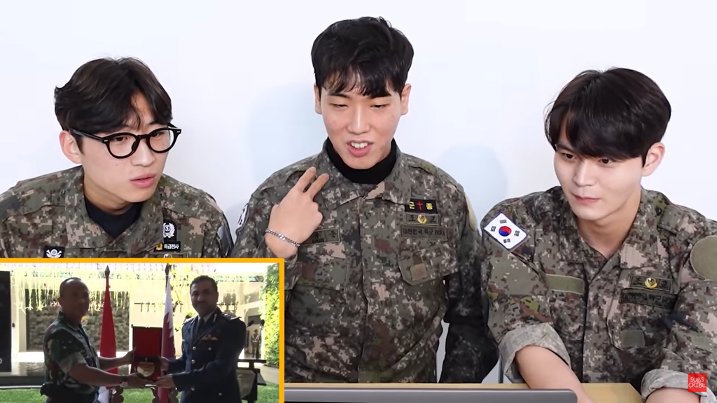 Tiga Pria Korsel Menonton Video Aksi Kopassus