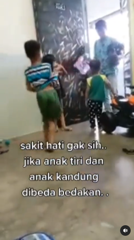 Ayah dan ketiga anaknya