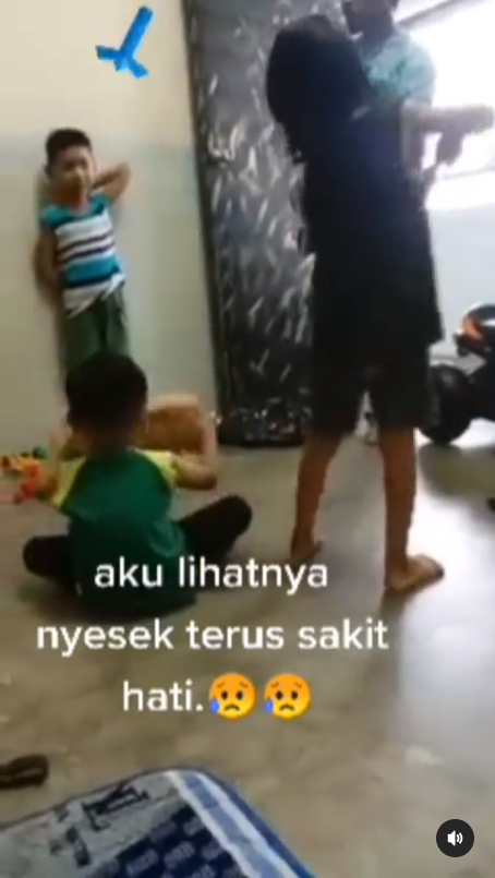 Ayah dan ketiga anaknya