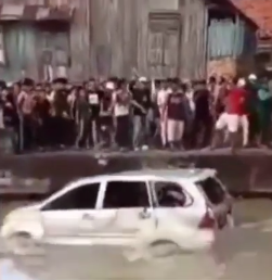 Mobil dicebur ke sungai