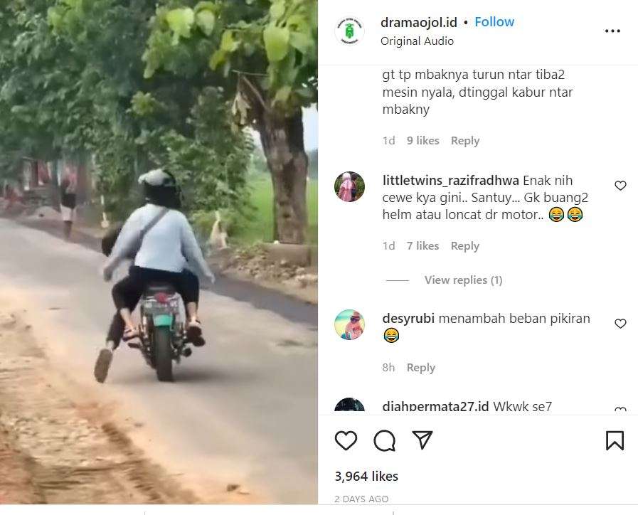 Viral aksi Sejoli naik motor mogok