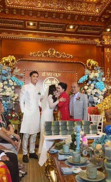 Heboh pengantin wanita maharnya perhiasan emas berderet.