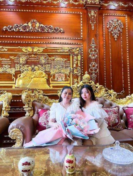 Heboh pengantin wanita maharnya perhiasan emas berderet.