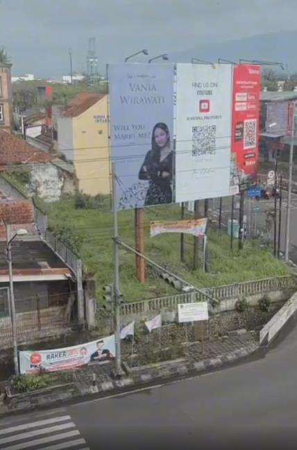 Viral Gadis Dilamar Pakai Baliho Raksasa.