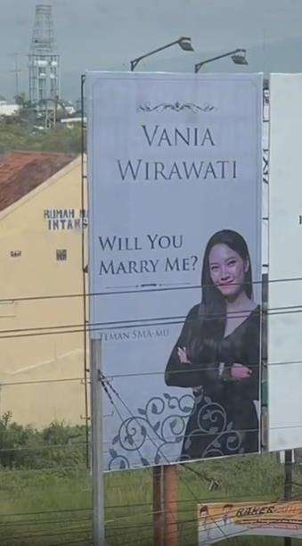 Viral Gadis Dilamar Pakai Baliho Raksasa.