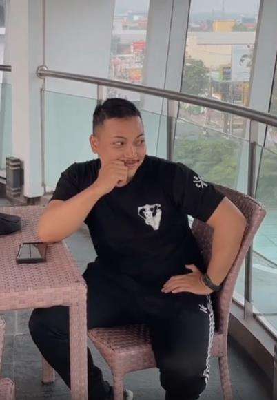 Viral Gadis Dilamar Pakai Baliho Raksasa.