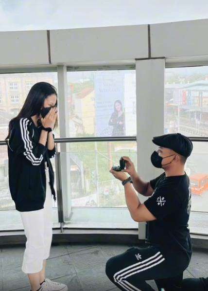 Viral Gadis Dilamar Pakai Baliho Raksasa.