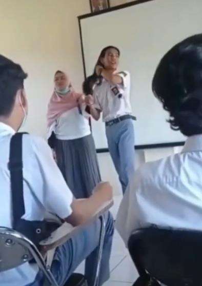 Viral kelamaan sekolah daring, pas masuk PTM auto gondrong.