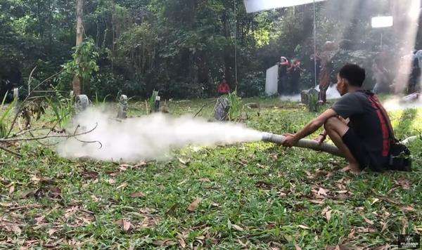 Momen pocong kena tendang saat syuting film horor siang hari.