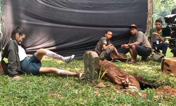 Momen pocong kena tendang saat syuting film horor siang hari.