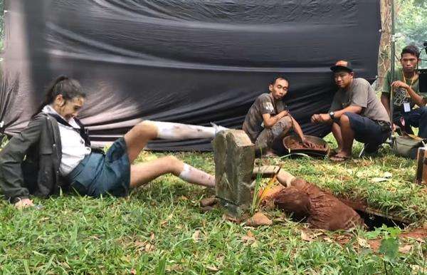 Momen pocong kena tendang saat syuting film horor siang hari.