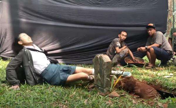 Momen pocong kena tendang saat syuting film horor siang hari.