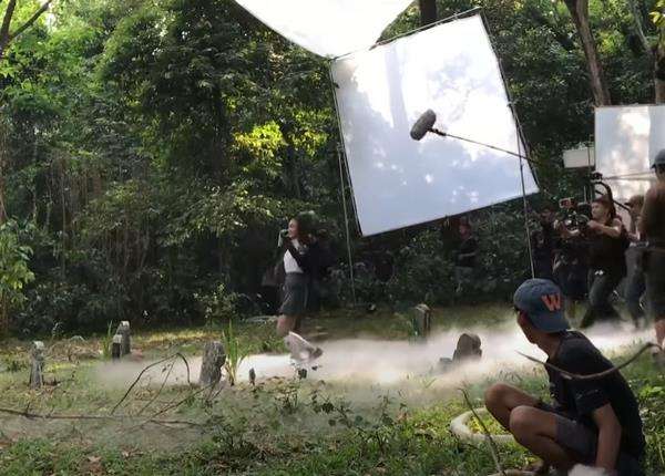 Momen pocong kena tendang saat syuting film horor siang hari.