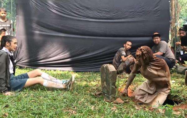 Momen pocong kena tendang saat syuting film horor siang hari.