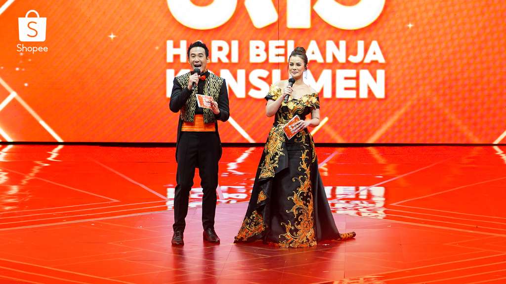 Kekompakan Daniel Mananta bersama Astrid Tiar saat memandu acara Shopee Hari Belanja Konsumen TV Show dengan meriah