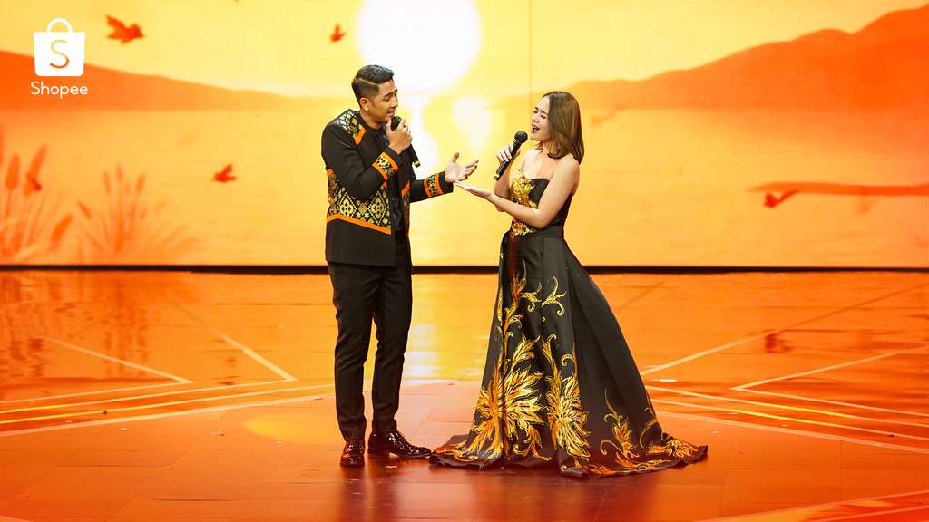Al & Andin membawakan dua lagu yakni Tanpa Batas Waktu serta Aku yang Salah spesial untuk seluruh pengguna Shopee