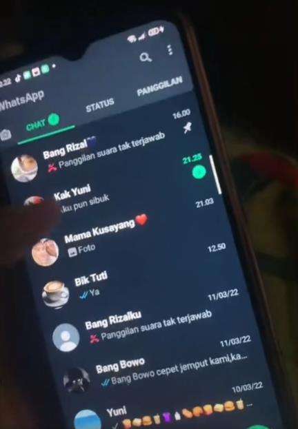 Iseng buka chat WA adik bikin ngakak.