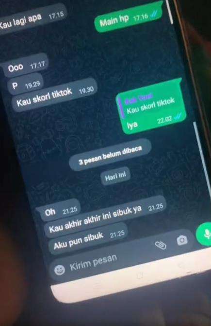Iseng buka chat WA adik bikin ngakak.
