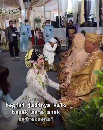 Pengantin wanita sungkeman malah kena toyor ayahnya.