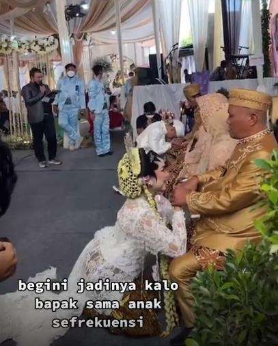 Pengantin wanita sungkeman malah kena toyor ayahnya.