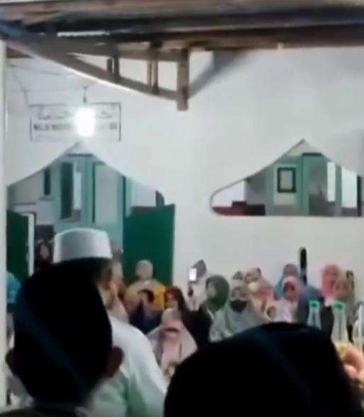 Bikin ngakak emak-emak rekam pengajian pakai ponsel tapi kebalik.
