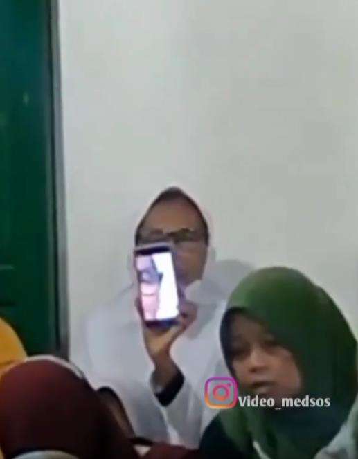 Bikin ngakak emak-emak rekam pengajian pakai ponsel tapi kebalik.
