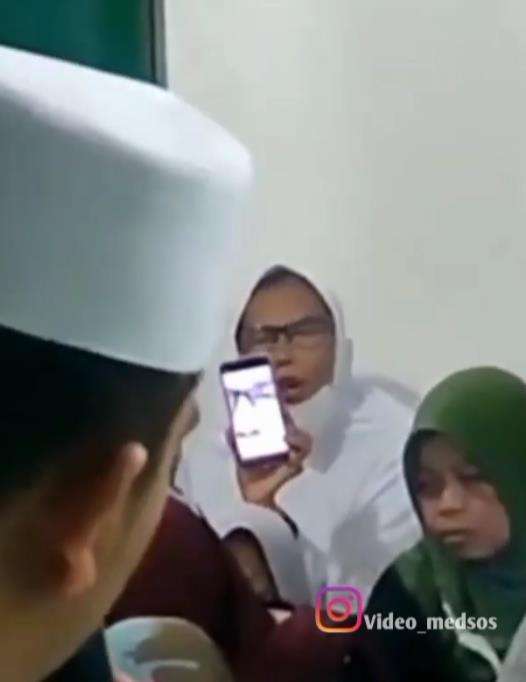Bikin ngakak emak-emak rekam pengajian pakai ponsel tapi kebalik.