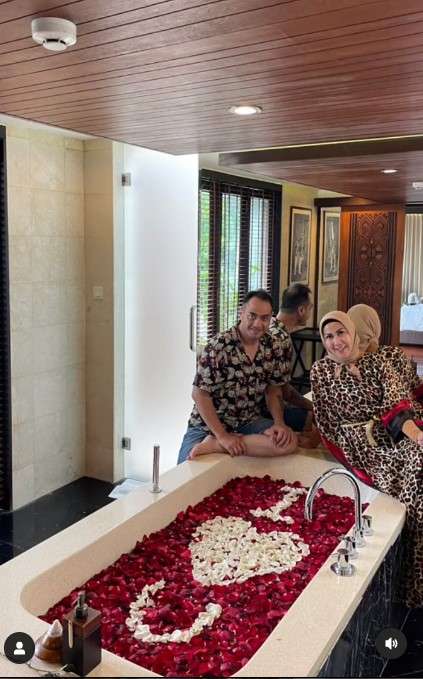Bulan madu Venna Melinda dan Ferry Irawan