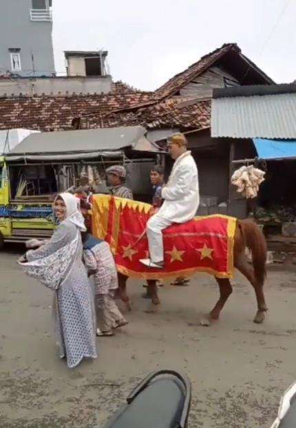 Viral pernikahan di Pati diarak naik kuda, seserahannya mobil.