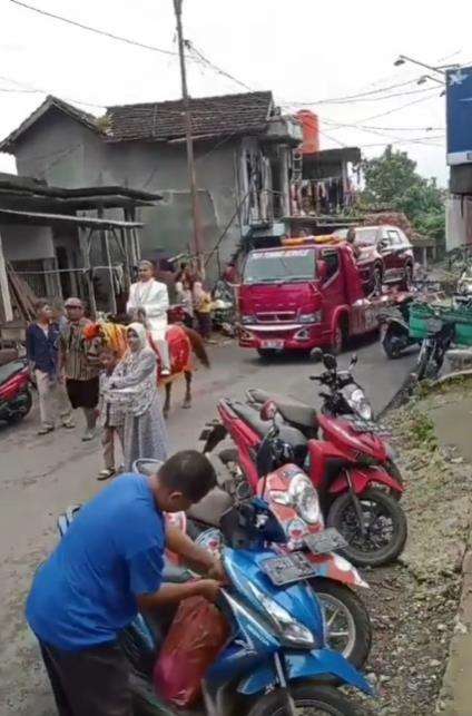Viral pernikahan di Pati diarak naik kuda, seserahannya mobil.