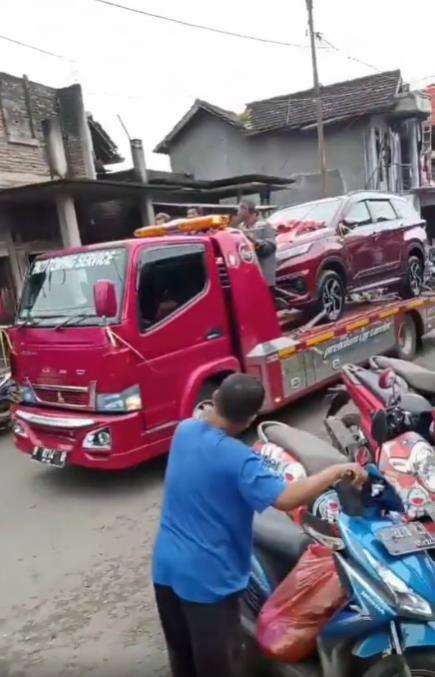Viral pernikahan di Pati diarak naik kuda, seserahannya mobil.