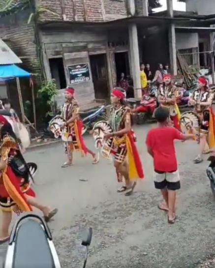 Viral pernikahan di Pati diarak naik kuda, seserahannya mobil.