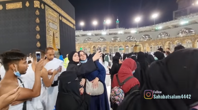 Orang-Orang Membuka Masker di Area Kabah (Foto: Merdeka.com)