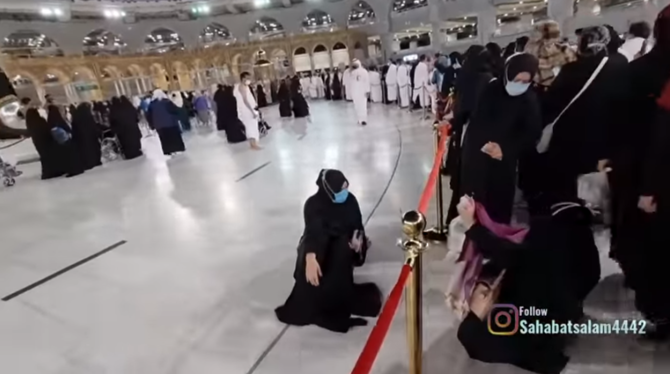 Wanita Berbaring di Area Kabah (Foto: Merdeka.com)