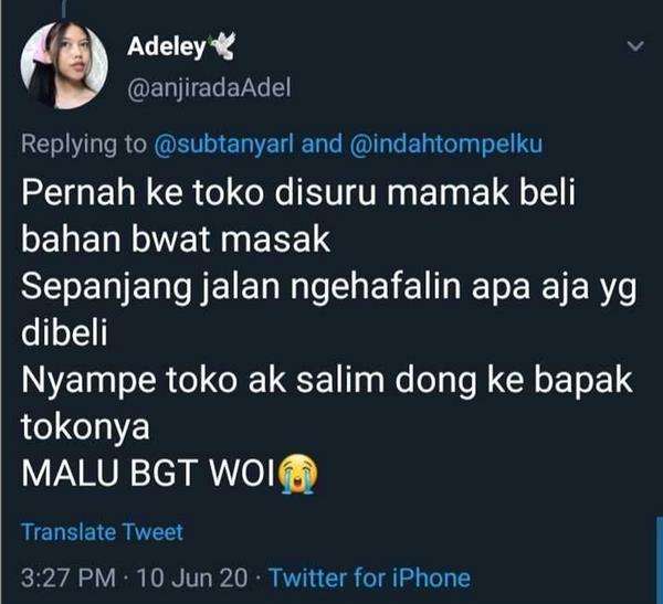 Bukannya beli malah salim sama bapak pemilik tokonya.