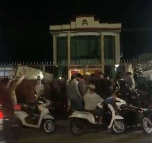 Viral penampakan sosok seram di balkon bangunan tua di Samarinda.