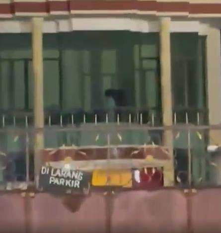Viral penampakan sosok seram di balkon bangunan tua di Samarinda.
