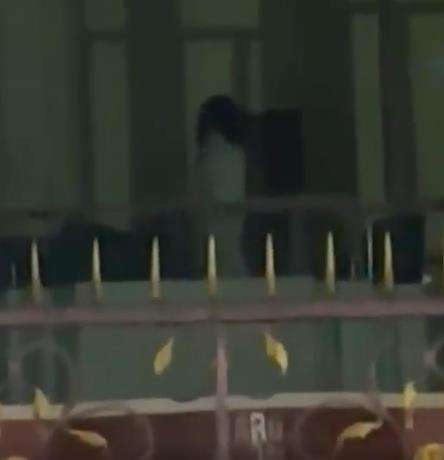 Viral penampakan sosok seram di balkon bangunan tua di Samarinda.