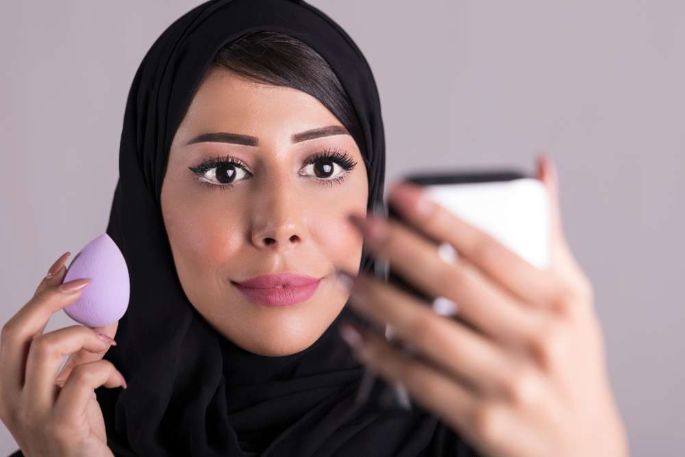 Meratakan Foundation dengan Spons