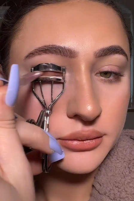 Mengaplikasikan Eyeshadow