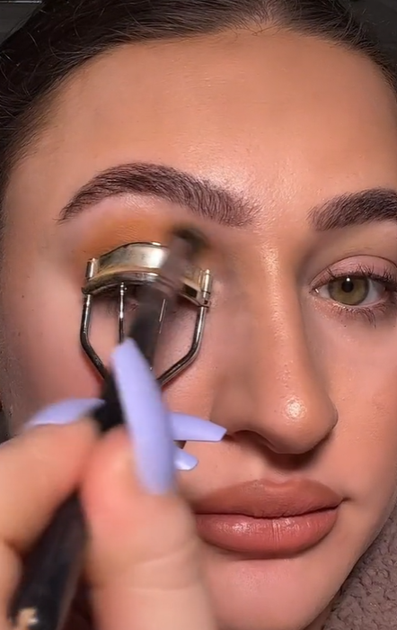 Mengaplikasikan Eyeshadow