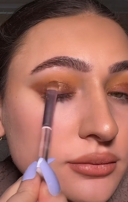 Mengaplikasikan Eyeshadow